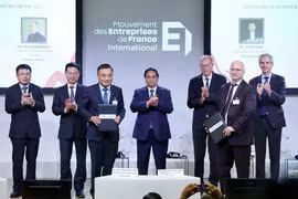 The signing ceremony is witnessed by Prime Minister Pham Minh Chinh. (Photo: VNA)