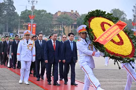 A high-ranking delegation of the Party Central Committee, State, National Assembly, Government, and Vietnam Fatherland Front Central Committee lay wreaths and paid tribute at the mausoleum of President Ho Chi Minh on the morning of April 29. (Photo: VNA)