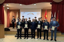 The Russia-Vietnam Friendship Association honours individuals who have made great contribution to the Russia-Vietnam relations. (Photo: VNA)