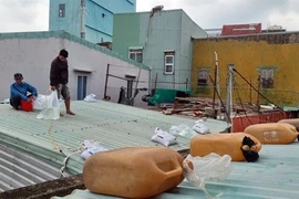 Residents in Gia Lai province proactively reinforce and secure their rooftops to cope with typhoon Koto. (Photo: VNA)