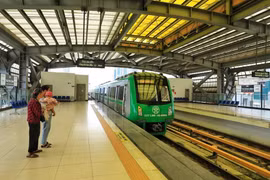 Passengers wait at Thuong Dinh station (Photo: VNA)