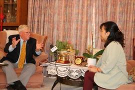Emeritus Professor Carl Thayer (L), from the Australian Defence Force Academy at the University of New South Wales speaks to the Vietnam News Agency (VNA)'s resident correspondent in Australia on the occasion of the 30th anniversary of Vietnam’s admission to ASEAN (July 28, 1995 – 2025). (Photo: VNA)