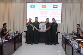 Division 10 under Army Corps 34 presents gifts to the delegation of young military officers of Laos and Cambodia. (Photo: VNA)