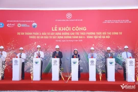 Delegates press buttons to start the project. (Photo: Vietnamnet.vn)