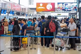 Passengers check in for flights at Noi Bai International Airport in Hanoi (Photo: VNA) 