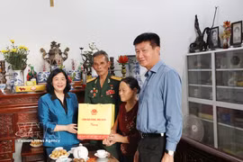 President of the Vietnam Fatherland Front’s Central Committee Bui Thi Minh Hoai on April 27 leads a delegation to visit and offer gifts to heroic Vietnamese mothers, armed forces heroes, policy beneficiary families, poor households and disadvantaged workers in Ninh Binh (Photo: VNA)