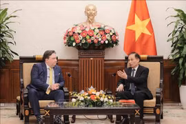 Acting Minister of Foreign Affairs Le Hoai Trung (right) and US Ambassador to Vietnam Marc Knapper at their meeting in Hanoi on September 12 (Photo: VNA)