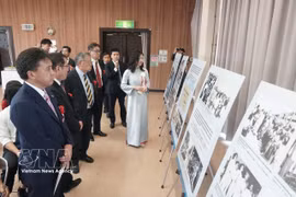 Delegates visit a photo exhibition about the career of President Ho Chi Minh. (Photo: VNA)