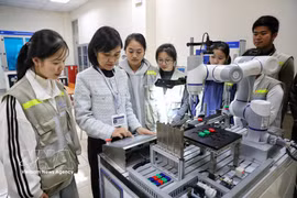 Students practice microcontroller programming at the Vietnam-Korea College of Technology in Bac Ninh province (Photo: VNA)