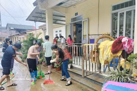 Local residents participate in cleaning up after heavy rain at Minh Long Kindergarten and Primary School in Ly Quoc commune of Cao Bang province. (Photo: VNA)