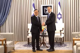 Vietnamese Ambassador to Israel Nguyen Ky Son (left) presents his credentials to Israeli President Isaac Herzog in Jerusalem on May 18, 2026. (Photo: VNA)