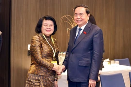 Chairman of the Vietnamese National Assembly Tran Thanh Man (R) meets with his Cambodian counterpart Khuon Sudary in Geneva on July 29. (Photo: VNA)
