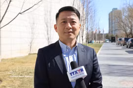 Professor Qu Qiang of the Minzu University of China and commentator for China Global Television Network (CGTN) in an interview with the Vietnam News Agency’s resident correspondent in Beijing (Photo: VNA)