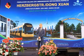 Vietnamese Ambassador to Germany Nguyen Dac Thanh speaks at the cerenomy to rename a tram stop to Herzbergstr./Dong-Xuan (Photo: VNA)