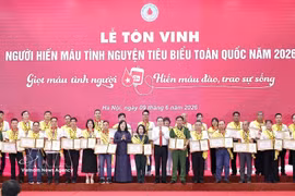 National Assembly Chairman Tran Thanh Man and Minister of Health Dao Hong Lan present certificates of honor and commendations to outstanding voluntary blood donors nationwide in 2026. (Photo: VNA)