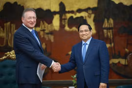 PM Pham Minh Chinh (R) and Zarubezhneft’s General Director Sergei Kudryashov at their meeting in Hanoi on November 27, 2025 (Photo: VNA)
