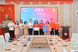 Deputy General Director of the Vietnam News Aagency Nguyen Thi Su (fifth, from right) presents donations to the Cuban people to the Vietnam Red Cross Society. (Photo: VNA)