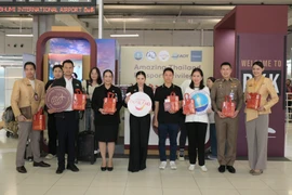 Under the campaign, travelers can receive a free Amazing Bag by simply presenting their passports at designated distribution points. (Photo: tatnews.org)