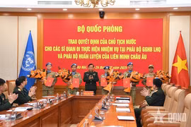 Deputy Minister of National Defence Senior Lieutenant General Hoang Xuan Chien presents the State President’s decisions to the five officers who are about to depart for missions at UN peacekeeping missions and the European Union Training Mission. (Photo: VNA)