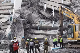 Rescue personnel on March 30 inspect the collapsed State Audit Office building in Chatuchak district, amid concerns over the quality of steel bars and other building materials used in the construction of the building. (Photo: bangkokpost.com) 