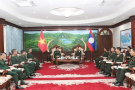 Laos’s Defence Minister Sen. Lieut. Gen. Khamlieng Outhakaysone (R) receives Deputy Minister of National Defence Sen. Lieut. Gen. Hoang Xuan Chien. (Photo: VNA)