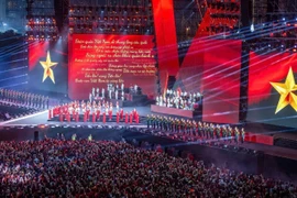 “To quoc trong tim” concert turns My Dinh National Stadium into a sea of red with more than 50,000 attendees (Photo: nhandan.vn)