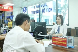 Officials at Dong Da Ward Public Administrative Service Centre receive and process administrative procedures for people at 71 Ton Duc Thang Street (Photo: VNA)