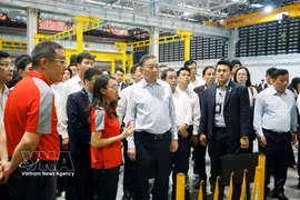 Party General Secretary and State President To Lam visits the Singapore Railway Test Centre. (Photo: VNA)