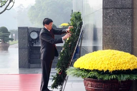 Party General Secretary and President of Laos Thongloun Sisoulith lays a wreath at the Ho Chi Minh Mausoleum in Hanoi on January 27, 2026. (Photo: VNA)