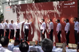Delegates launch the Press Centre of the 50th anniversary of the Liberation of the South and National Reunification (April 30, 1975-2025) celebrations (Photo: VNA)