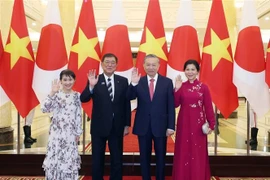 Party General Secretary To Lam (second, right), and his spouse welcome Japanese Prime Minister Ishiba Shigeru and his spouse in Hanoi on April 27 (Photo: VNA)