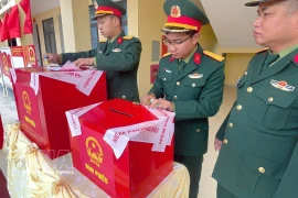 The ballot boxes are being sealed at the polling station on Bach Long Vi special zone. (Photo: VNA broadcasts)