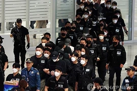 Korean nationals who had been detained in Cambodia arrive at Incheon International Airport, just west of Seoul, under police escort on October 18. (Photo: Yonhap) 