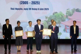During the celebration programme, the Thai Nguyen People’s Committee presented certificates of merit to 12 collectives and individuals for their outstanding contributions to the bilateral relations. (Photo: VNA)