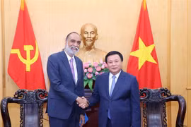 Prof. Dr. Nguyen Xuan Thang (R), Politburo member, President of the Ho Chi Minh National Academy of Politics (HCMA), and Chairman of the Central Theory Council, on January 6 receives the UN Under-Secretary-General for Digital and Emerging Technologies and the UN Secretary-General’s Envoy on Technology Amandeep Singh Gill. (Photo: VNA)