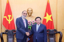 Prof. Dr. Nguyen Xuan Thang (R), Politburo member, President of the Ho Chi Minh National Academy of Politics (HCMA), and Chairman of the Central Theory Council, on January 6 receives the UN Under-Secretary-General for Digital and Emerging Technologies and the UN Secretary-General’s Envoy on Technology Amandeep Singh Gill. (Photo: VNA)