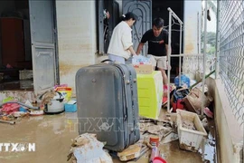 People in Ninh Phuoc commune, Khanh Hoa province clean up their houses after the flood. (Photo: VNA)