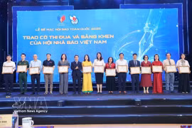 At the closing ceremony of the National Press Festival 2026 in Hai Phong on June 21, the Vietnam Journalists’ Association presents emulation flags to 17 organisations for outstanding performance during the year, including the Vietnam News Agency. (Photo: VNA)