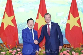 Deputy Prime Minister Tran Hong Ha (L) and Andrey Vladimirovich Yatskin, First Deputy Speaker of the Federation Council of Russia's Federal Assembly, in Hanoi on December 1. (Photo: VNA)