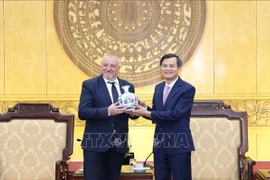 Secretary of Ninh Binh Provincial Party Committee Doan Minh Huan (right) presents a local traditional handicraft product to Hungarian Socialist Party president Komjáti Imre (Photo: VNA)