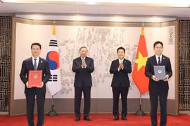 Party General Secretary To Lam (left, back row) and President of the Republic of Korea Lee Jae Myung (right, back row) witness the exchange of the MoU on scientific and technological cooperation between the Vietnamese Ministry of Science and Technology. and the Korean Ministry of Science and ICT. (Photo: VNA)