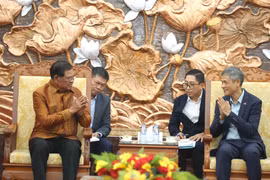 Vietnamese Ambassador to Cambodia Nguyen Minh Vu (right) receives Vice President of Cambodian People's Party Samdech Krolahom Sar Kheng on the occasion of Cambodia's Choul Chnam Thmey 2026 (Photo: VNA)