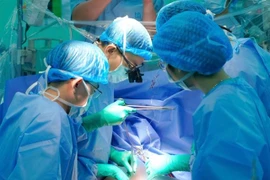 Doctors at the University Medical Centre HCM City perform a heart transplant from a brain-dead donor on a 11-year-old child. (Photo courtesy of the hospital)