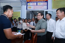 Prime Minister Pham Minh Chinh inspects the operation of the two-tier local administration in An Giang. province. (Photo: VNA)