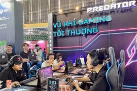 Young people play games at Vietnam GameVerse in 2023. (Photo: VNA)