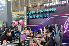 Young people play games at Vietnam GameVerse in 2023. (Photo: VNA)