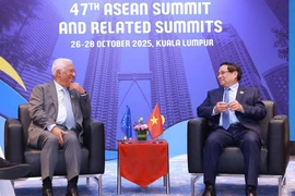 Prime Minister Pham Minh Chinh (R) meets President of the European Council Antonio Costa on the sidelines of the 47th ASEAN Summit in Malaysia. (Photo: VNA)
