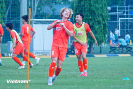 Midfielder Le Viktor of Hong Linh Ha Tinh (centre) is called up for the Vietnam's national men football team along with striker Bui Alex, (Photo: VietnamPlus)