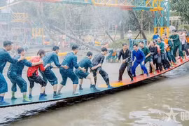 Tourists enjoying entertainment activities in the Mekong Delta region. (Photo: qdnd.vn)