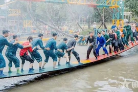 Tourists enjoying entertainment activities in the Mekong Delta region. (Photo: qdnd.vn)